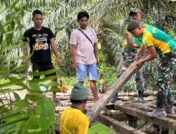 Bahu-Membahu, Satgas Pos Aji Kuning bersama Warga Laksanakan Karya Bhakti Perbaiki Jalan Desa