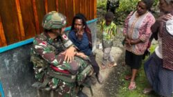 Peduli Kesehatan Warga, Satgas Pos Kurima Beri Bantuan Obat-obatan