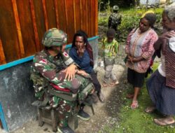 Peduli Kesehatan Warga, Satgas Pos Kurima Beri Bantuan Obat-obatan