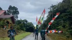 Sambut Hari Kemerdekaan RI, Personil Pos Kokas bersama Warga Pasang Bendera Merah Putih di Sepanjang Jalan Utama