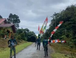 Sambut Hari Kemerdekaan RI, Personil Pos Kokas bersama Warga Pasang Bendera Merah Putih di Sepanjang Jalan Utama